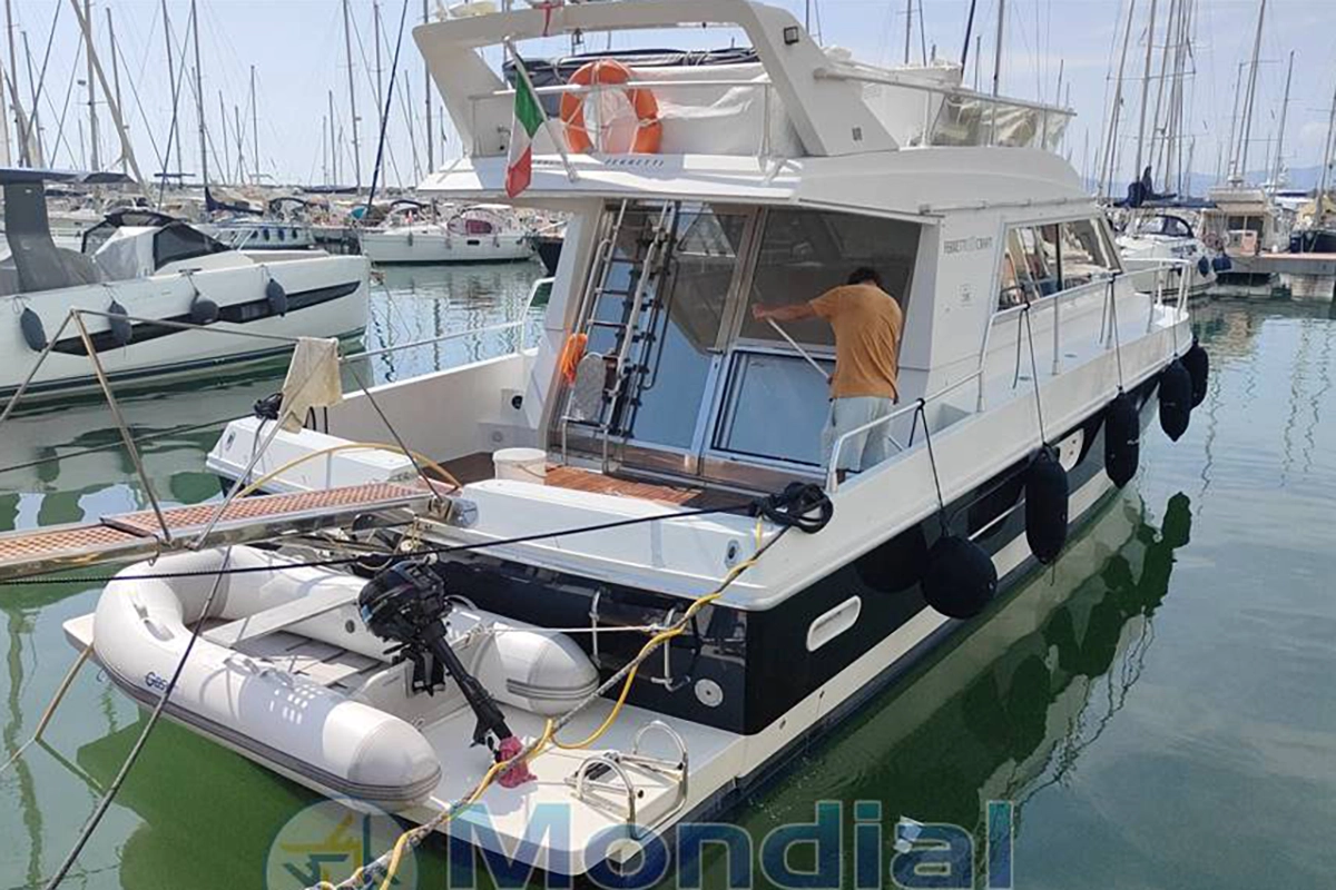 Ferretti 39